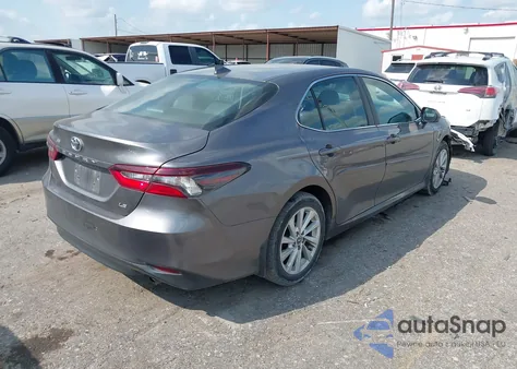 2021 Toyota Camry Le z USA, uszkodzony, nr VIN 4T1C11AK1MU541021